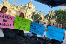 "Colchonazo" frente al Congreso contra el ajuste de Milei