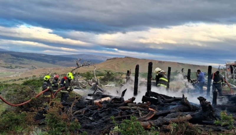 Incendio accidental sobre galpón de la zona de chacra de mina 4