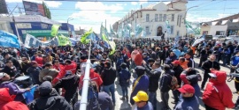 Los gremios también se movilizaron en Río Gallegos contra el DNU