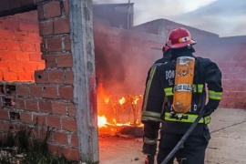 Bomberos sofocaron incendio en una vivienda en construcción