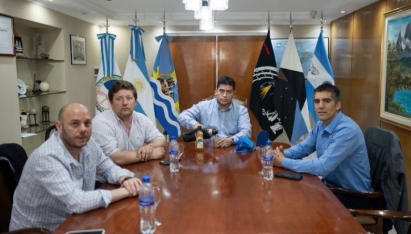 El gobernador Claudio Vidal junto al ministro Pedro Luxen y los intendentes Darío Menna y Aldo Aravena.