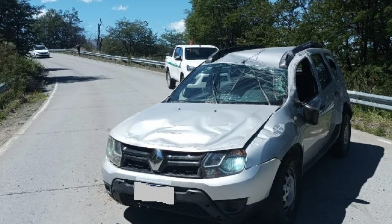 Un remise volcó camino al Glaciar 