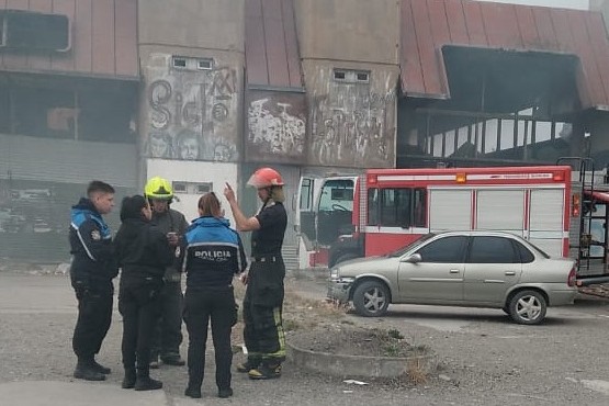 Sofocaron principio de incendio en un edificio abandonado