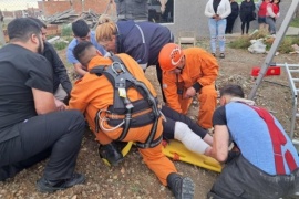 Bomberos rescató a una mujer que cayó en un pozo ciego