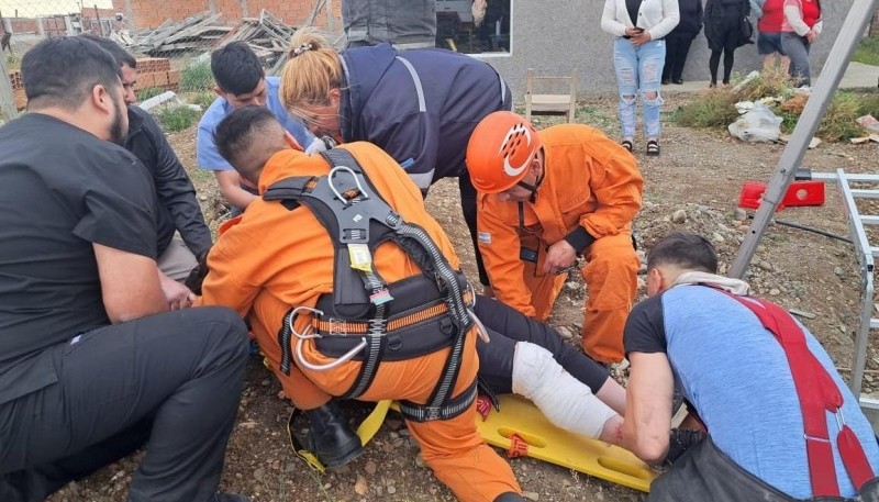 La mujer fue rescatada y luego llevada al Hospital Regional Río Gallegos.