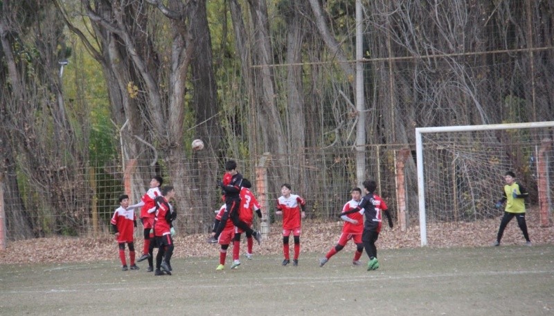 Los chicos del Albirrojo no aguantan más las ganas de jugar.  