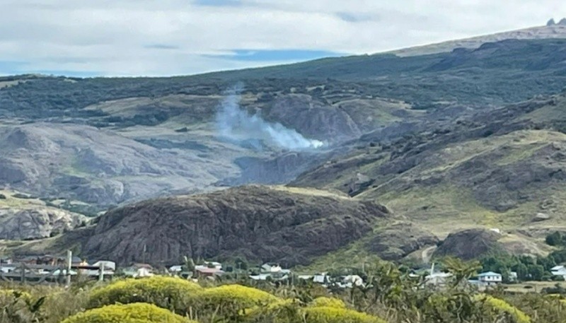 El fuego se registró a unos 1500 metros de la villa de la montaña. (Winfo)