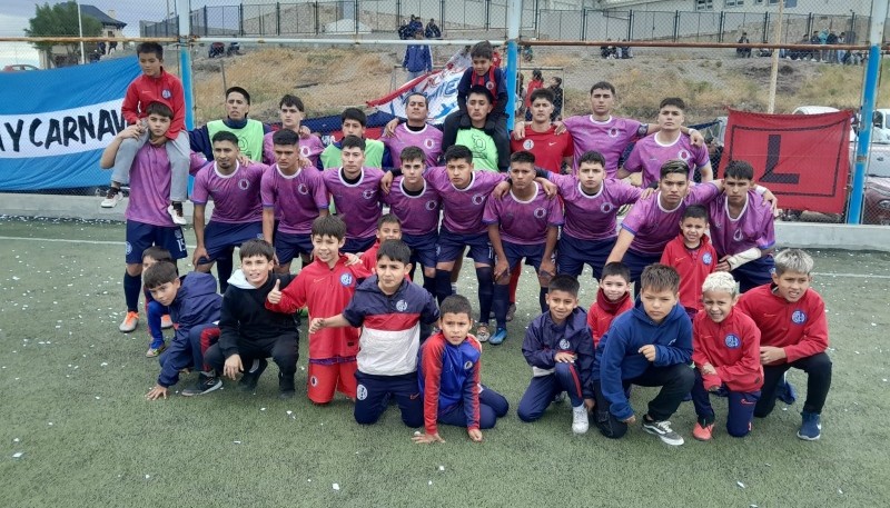 Los chicos no se quisieron perder la foto con el ganador del reducido. (Prensa San Lorenzo))