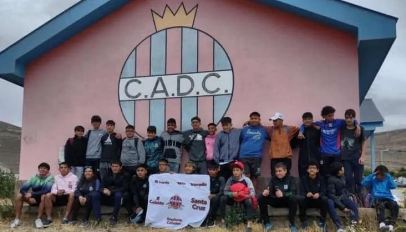 Los chicos en la sede del club, antes de salir rumbo a Río Negro. (Foto: Señal Calafate)