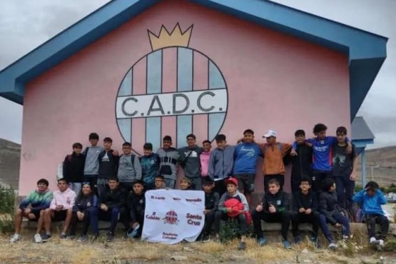 Los chicos en la sede del club, antes de salir rumbo a Río Negro. (Foto: Señal Calafate)