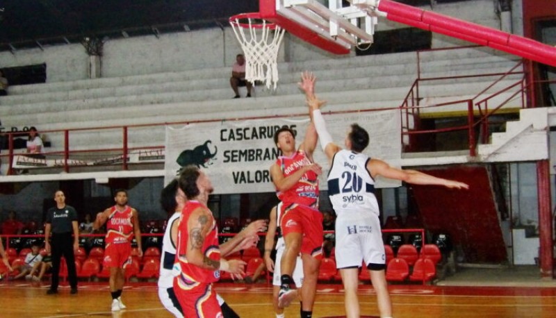 El Lobo  aprovechó el mal andar del local en el torneo. (Foto: Prensa Rocamora)