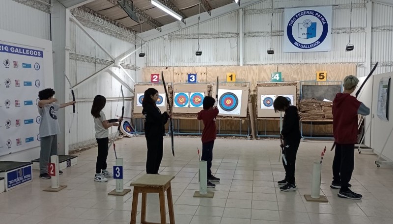 Los chicos terminaron tirando a una distancia de 15 metros. 