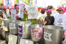 Manifestantes se concentran en el Ministerio de Capital Humano