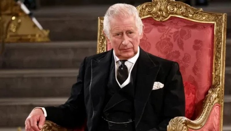 El Rey Carlos III de Inglaterra tiene cáncer y deja las funciones públicas