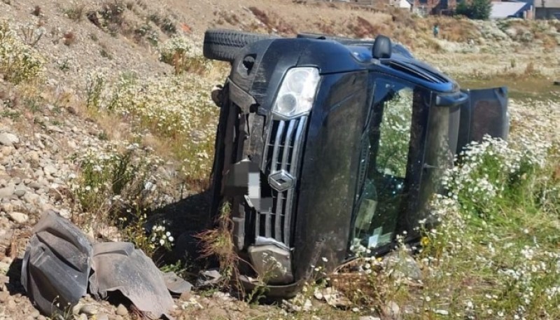 Bomberos y policía rescataron a un hombre atrapado en su vehículo