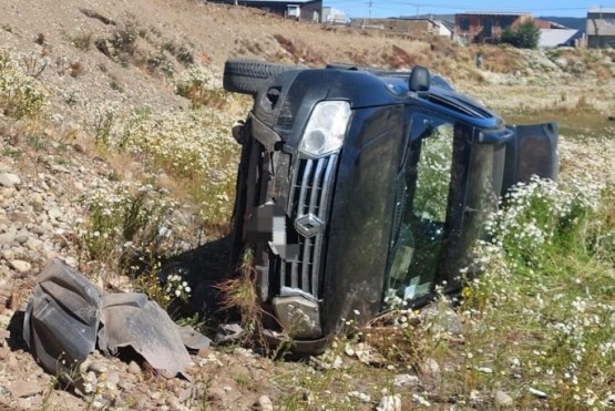 Bomberos y policía rescataron a un hombre atrapado en su vehículo