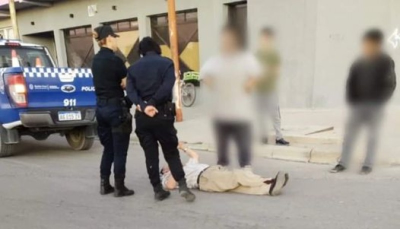 Policía auxilió a un hombre hallado inconsciente en la calle