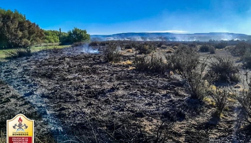 Bomberos sofocaron incendio sobre pastizales 