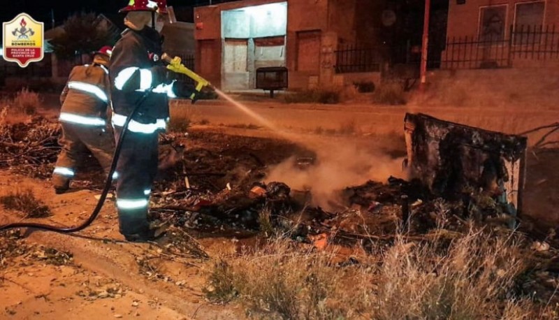 Bomberos sofocaron incendio sobre residuos 