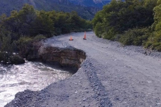 Por las crecidas del río, cortan la Ruta 41 hacia Lago del Desierto