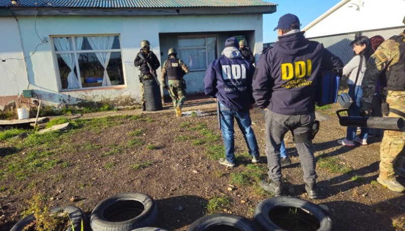 Dos personas detenidas por el robo de un arma de fuego de un oficial 