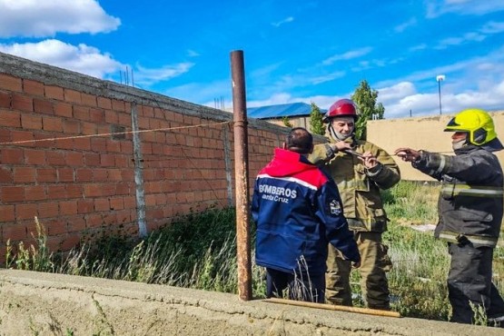 Bomberos intervino sobre una pared con peligro de derrumbe 