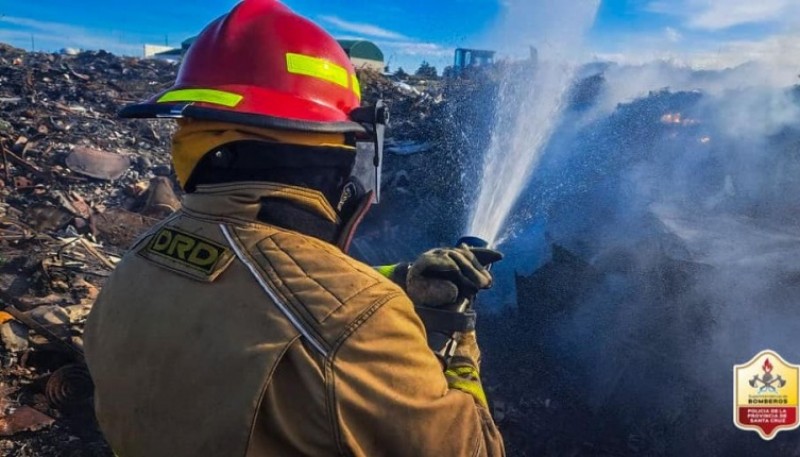 Incendio en el vaciadero municipal fue controlado por bomberos 