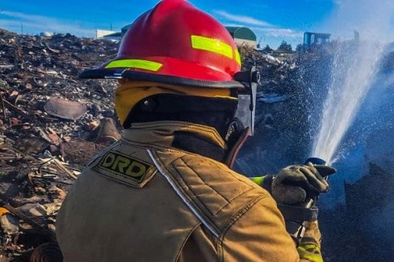 Incendio en el vaciadero municipal fue controlado por bomberos 