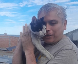 Rescatan a un gatito atrapado en una chimenea