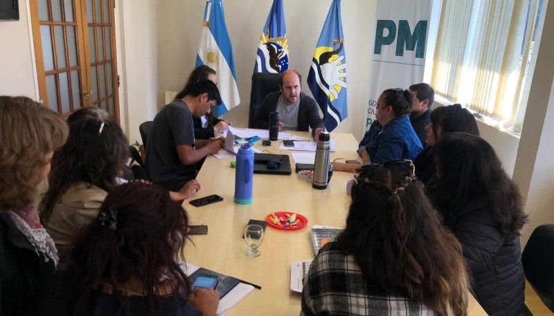 Matías Treppo, intendente de Perito Moreno en la mesa paritaria municipal. 