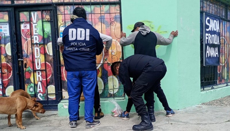 noticiaspuertosantacruz.com.ar - Imagen extraida de: https://www.tiemposur.com.ar/policiales/detuvieron-a-dos-hombres-involucrados-en-un-robo