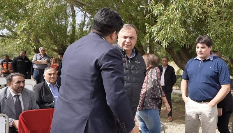 El saludo entre el gobernador Claudio Vidal y el intendente de El Calafate, Javier Belloni. 