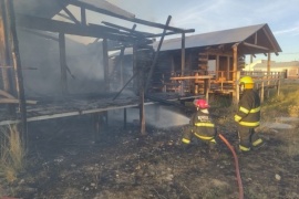 Bomberos sofocaron importante incendio sobre cabañas