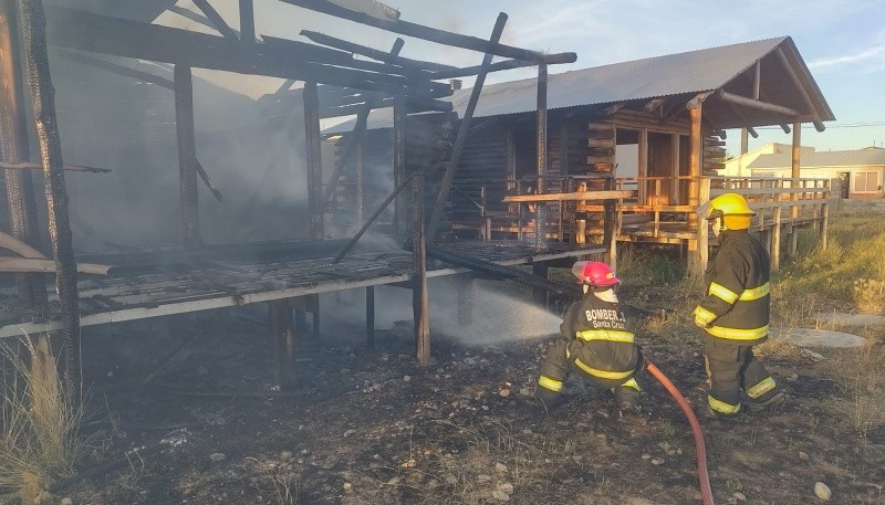 Bomberos sofocaron importante incendio sobre cabañas 