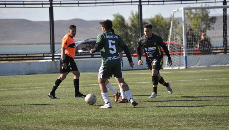 Camioneros goleó y se resiste a dejar el top ocho. 