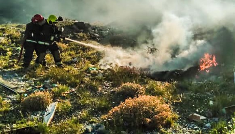noticiaspuertosantacruz.com.ar - Imagen extraida de: https://www.tiemposur.com.ar/policiales/bomberos-sofocaron-incendio-sobre-residuos-7