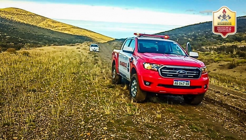 Bomberos auxiliaron a un auto encajado en el barro