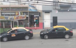 Detienen a un sujeto robando en una parada de taxis