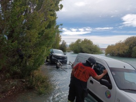 Bomberos recuperan tres rodados de la costa del Río Santa Cruz