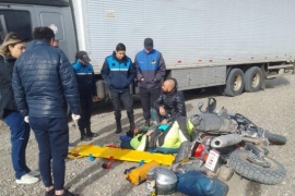 Hombre hospitalizado tras caer de su moto