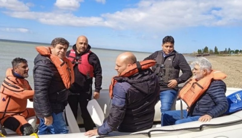 El gobernador, Claudio Vidal, participó de uno de los recorridos de exploración para buscar algas marinas. 