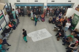 Gremios reclamaron en el hall del Hospital de Río Gallegos