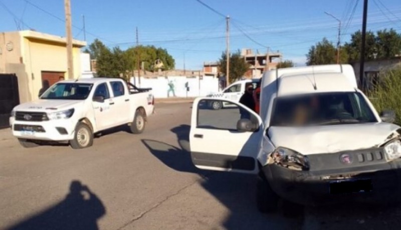 Una mujer en estado de ebriedad chocó contra una camioneta