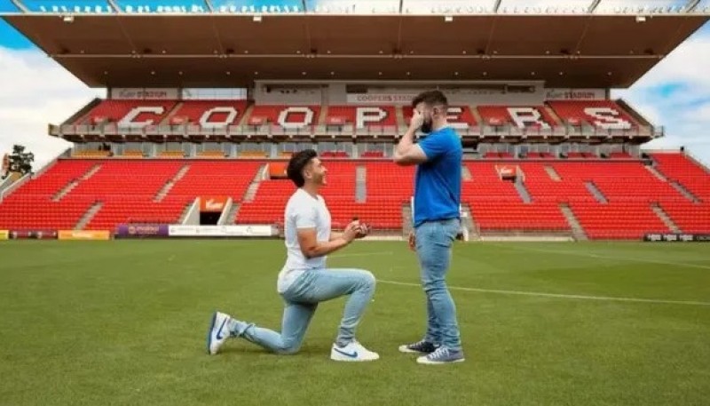 El futbolista Josh Cavallo pidió casamiento a su novio en el estadio