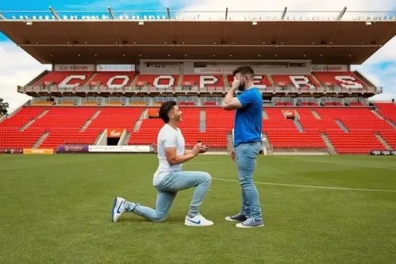 El futbolista Josh Cavallo pidió casamiento a su novio en el estadio