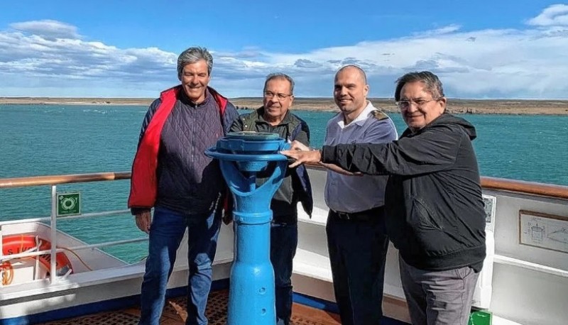 Pezzano junto al capitan y autoridades provinciales de turismo 