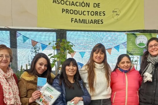 Pamela Vergara junto a productores familiares 