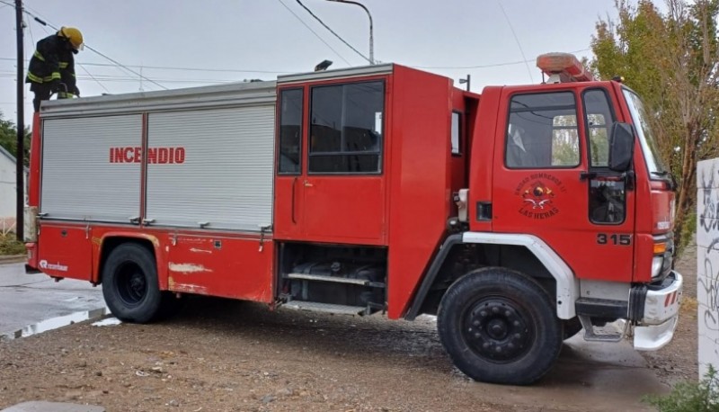 Bomberos sofocaron principio de incendio sobre escuela