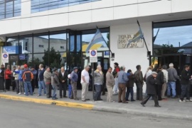 Este viernes cobran los jubilados, pensionados y retirados de Santa Cruz