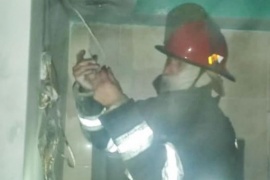 Bomberos sofocaron incendio sobre un comercio